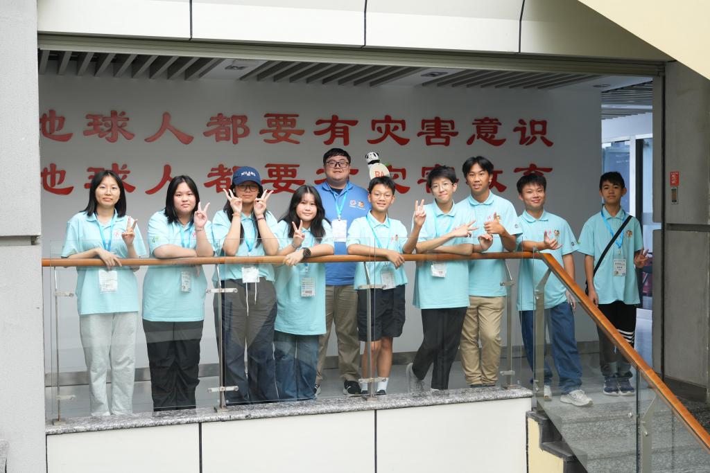 學員參觀由香港賽馬會捐助興建的四川大學─香港理工大學災後重建與管理學院，深入瞭解內地如何推動災害教育，為下一代建構更美好的家園。