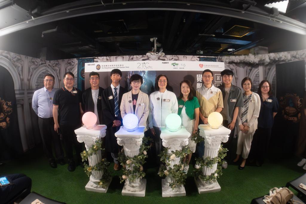 主禮嘉賓及青年代表一同體驗突破傳統框架的活動，將中世紀貴族學校的虛擬場景與現實社會議題結合。