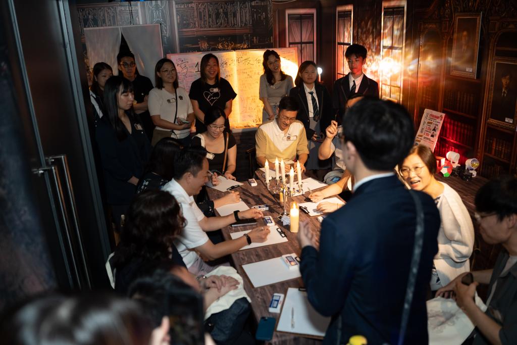 青年領袖化身「覺醒新生」引領一眾嘉賓一起體驗「無聊事認真做」。