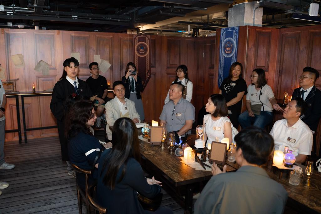 青年領袖向嘉賓講解不同覺醒活動的內容及意義。