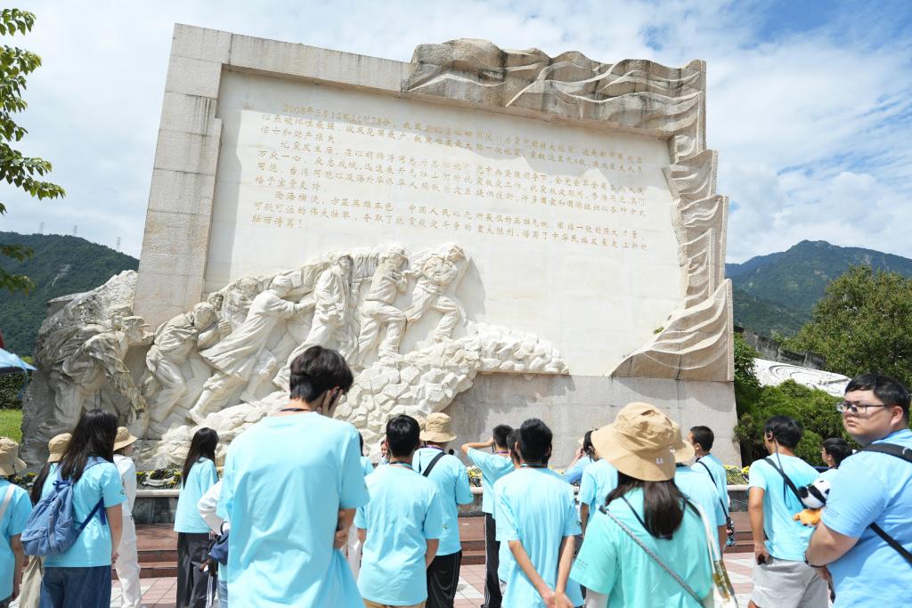 在映秀鎮汶川大地震遺址，學員通過實地參訪，深切體會當年強震造成的破壞與傷亡，並感念天災無情，從中領悟珍惜生命的重要性。