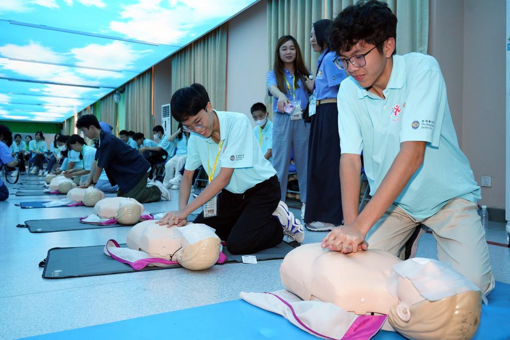 學員參觀四川大學-香港理工大學災後重建與管理學院。