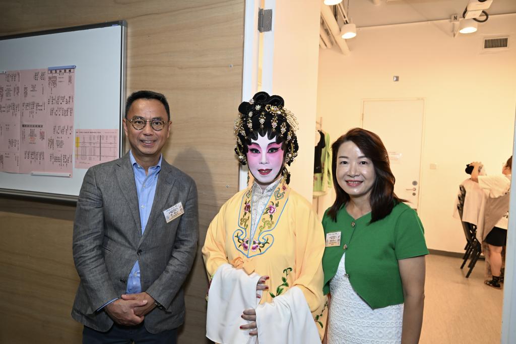 周大福創建執行董事兼集團首席營運及財務總監林戰（左）、本會總幹事楊建霞（右）於後台與演員鄭丹屏（中）合照留念。