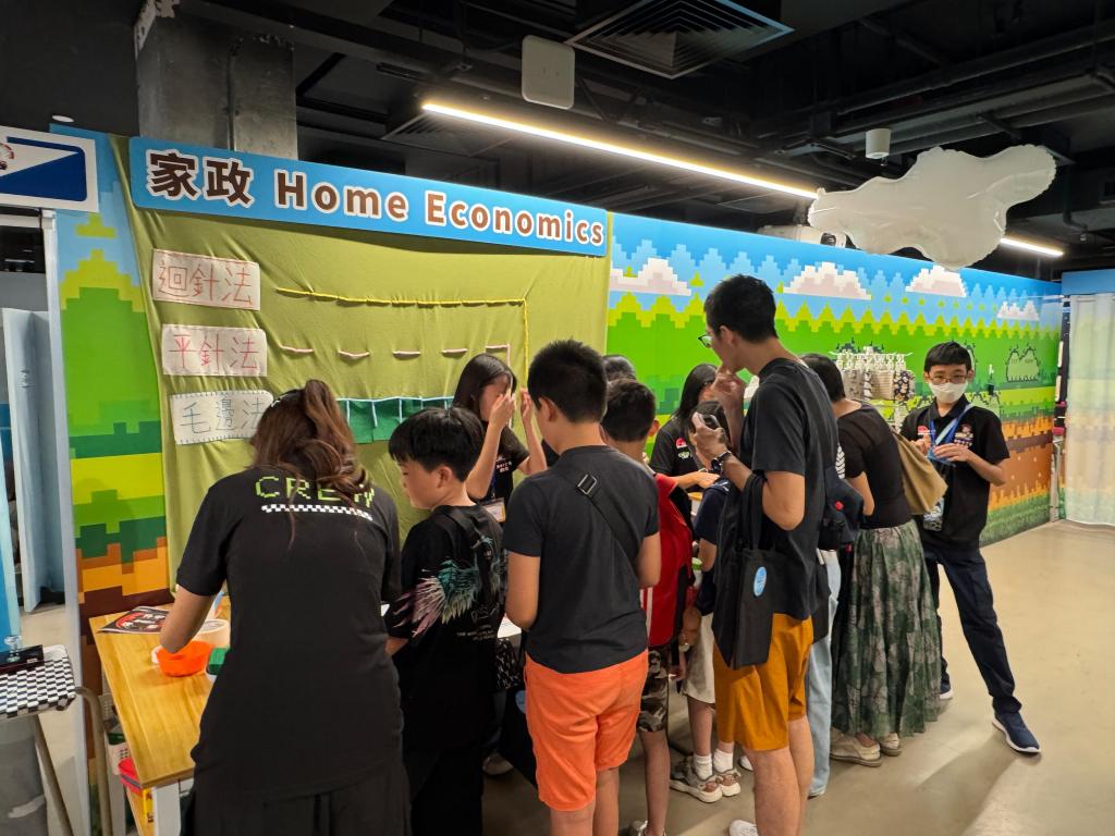 場內以活動方式助學生接觸中一學科，參加者更可以在模擬家政課堂上學習不同的刺繡針法，體驗一番。