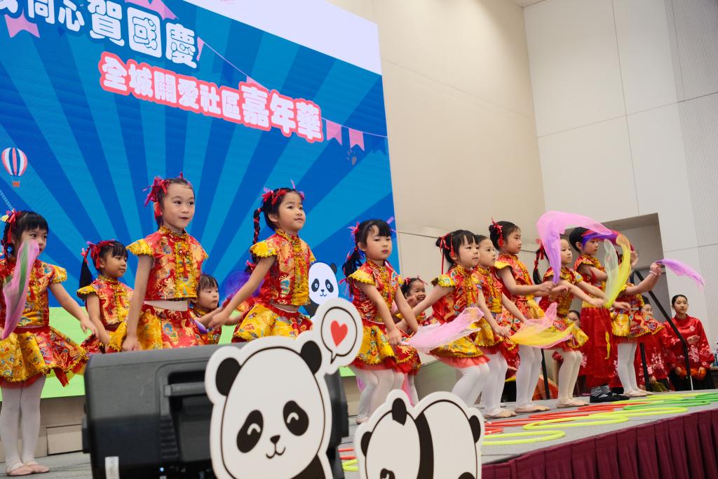 The ballet performance combined western dance with Chinese elements, and captivated the audience with graceful movements of the children.