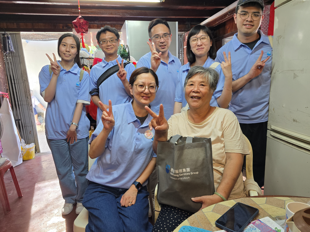 The elderly resident felt the love and care from Waihong volunteers and was happy with their companionship.