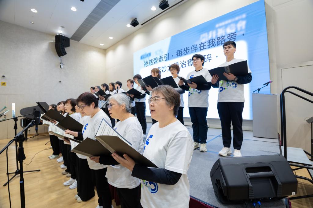 女青詩班領唱《神是我所依》。