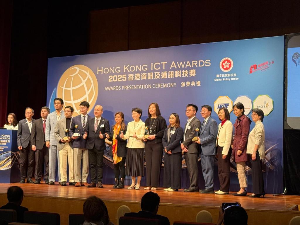 女青及其他協作夥伴一同接受智慧巿民大獎。