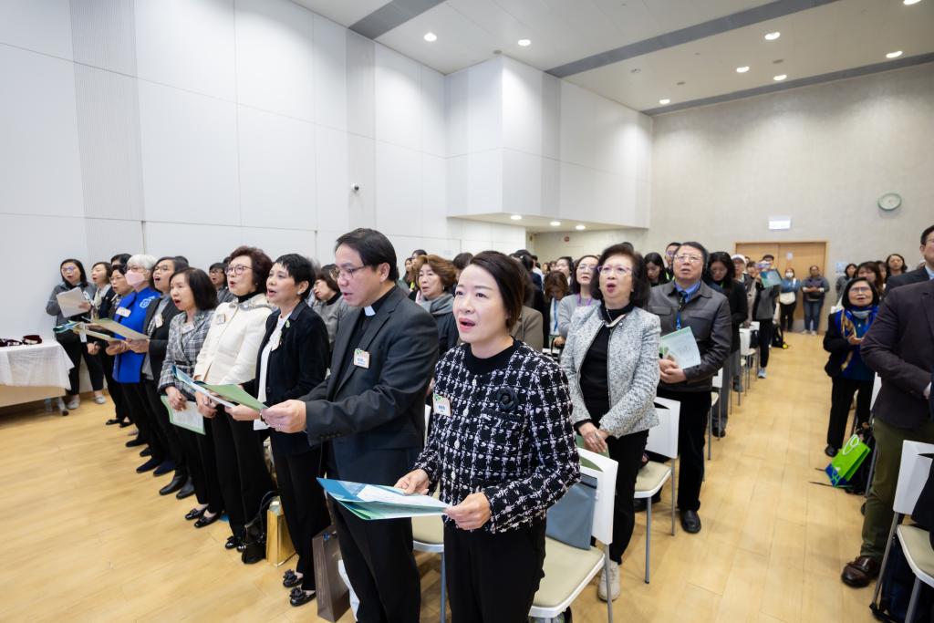 會眾一同唱詩頌讚主恩，感謝主的引領，與女青一路同行。