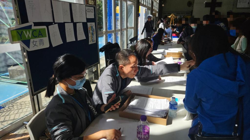 女青在大埔設立緊急服務點，協助居民申請各項津貼及轉介服務。