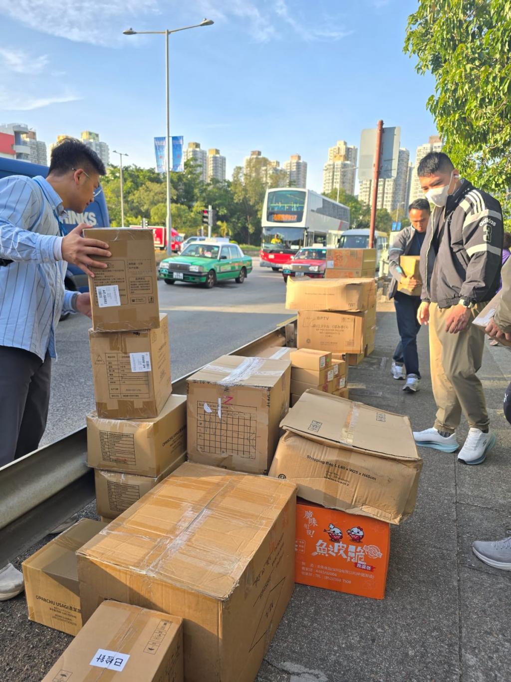 女青連夜統籌物資派送，率先將日用品、被舖和小朋友衣物送到居民手上，以解他們的日常所需。