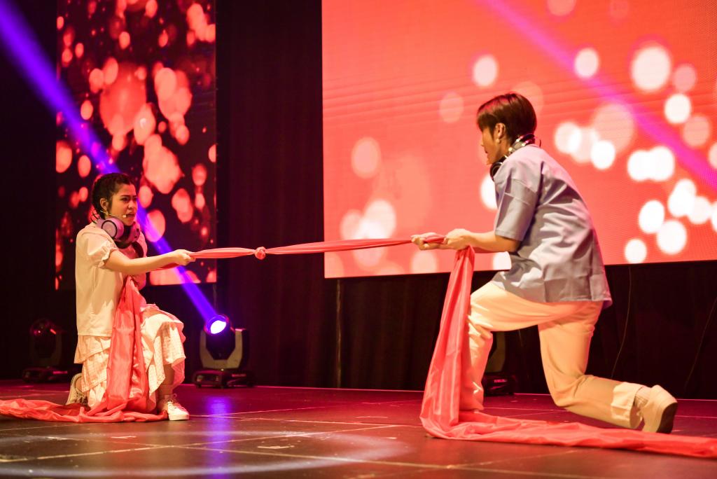 In the episode of “The Death of a Lovestruck Brain (戀愛腦之死)”, two young performers brought to life the struggle between rationality and emotion in the realm of love.