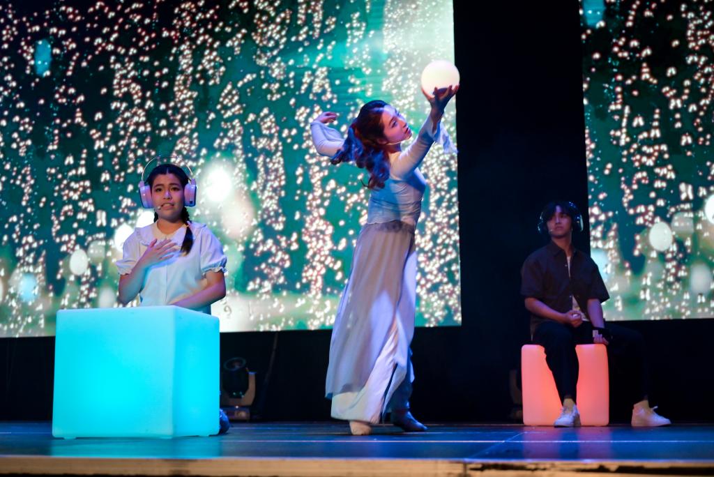 Performers interpreted "Through the Night (求救的勇氣)" through dance, boldly revealing the struggle of admitting "I'm not okay". 