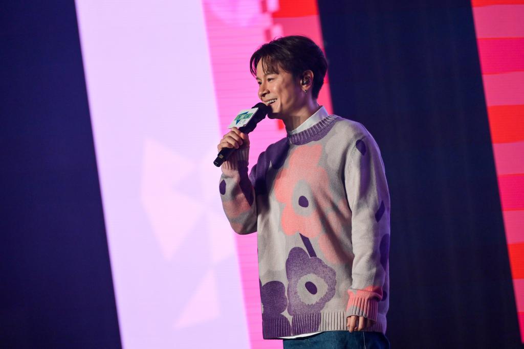 On encouraged the youth to accept and embrace themselves with "Still You Still Me (仍是那個少年)" and "Welcome to the New Eden (伊甸有歌)".