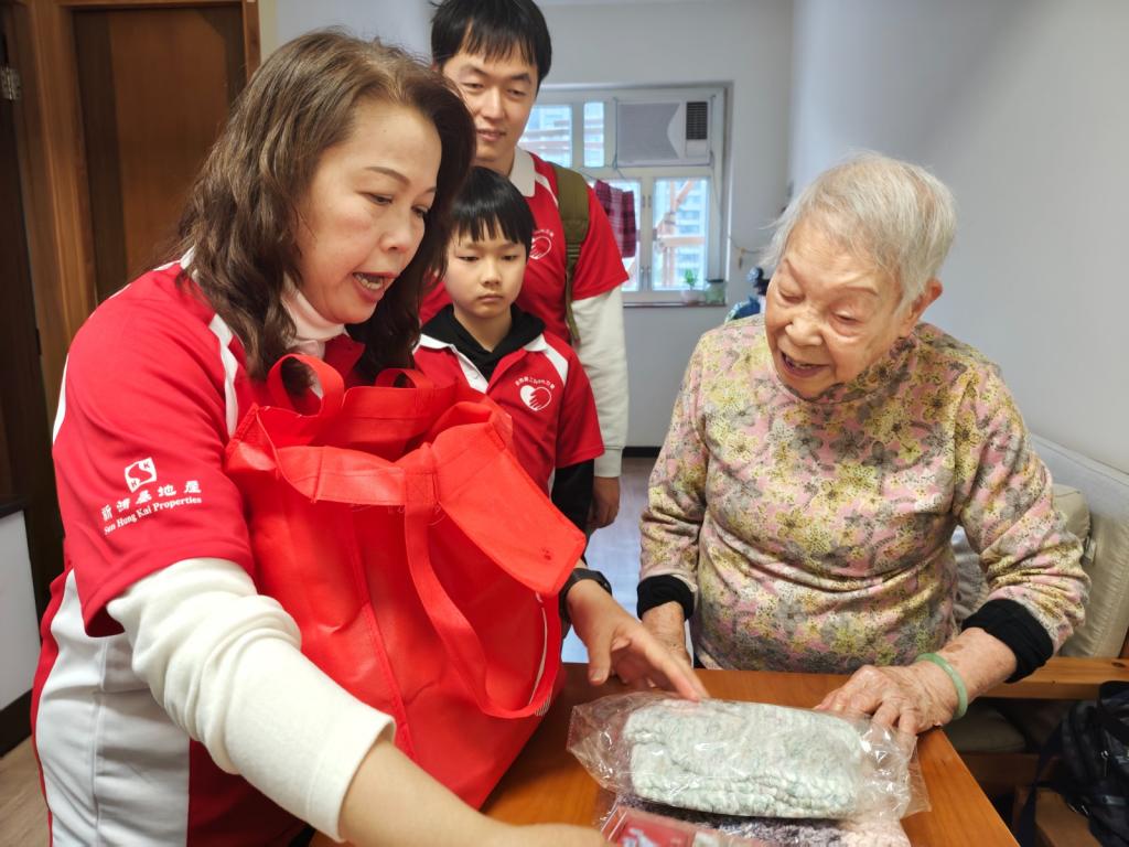 Volunteers presented the thoughtful items inside the goodie bags to the elderly, including hand-knitted beanies and scarves crafted by the volunteers themselves.