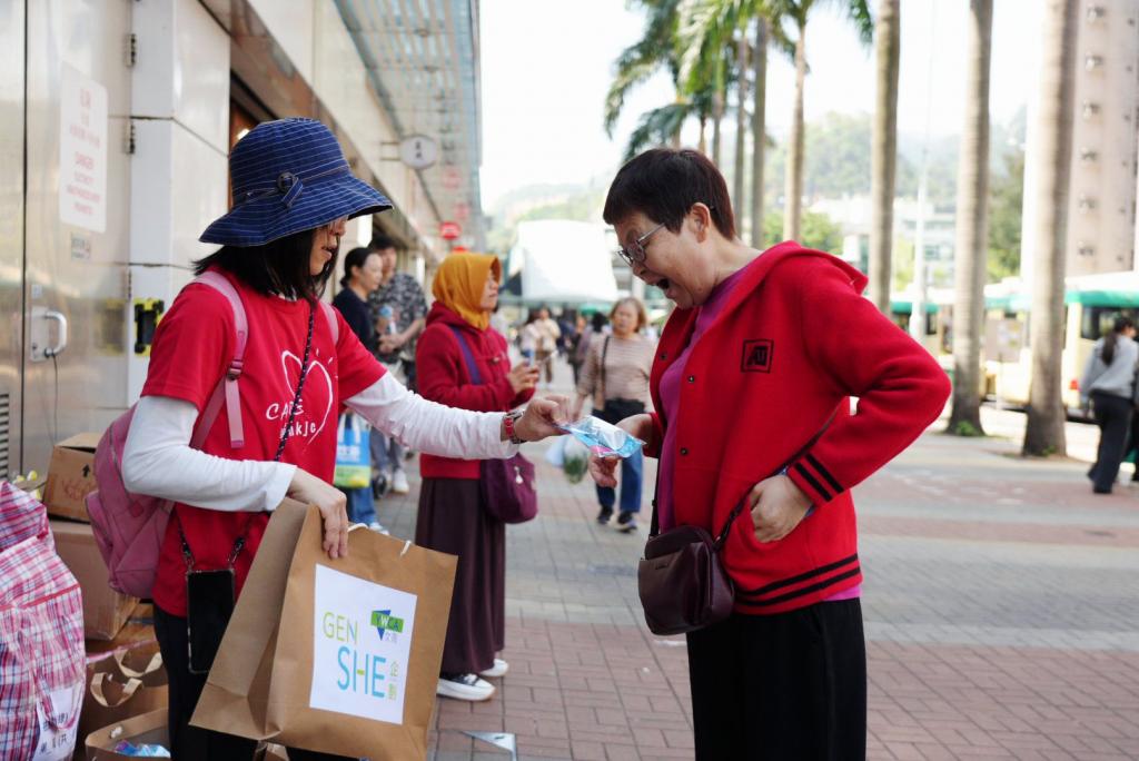 馬會義工於大圍站外向女士們派發益生菌，呼籲大家要愛惜自己，關顧健康！