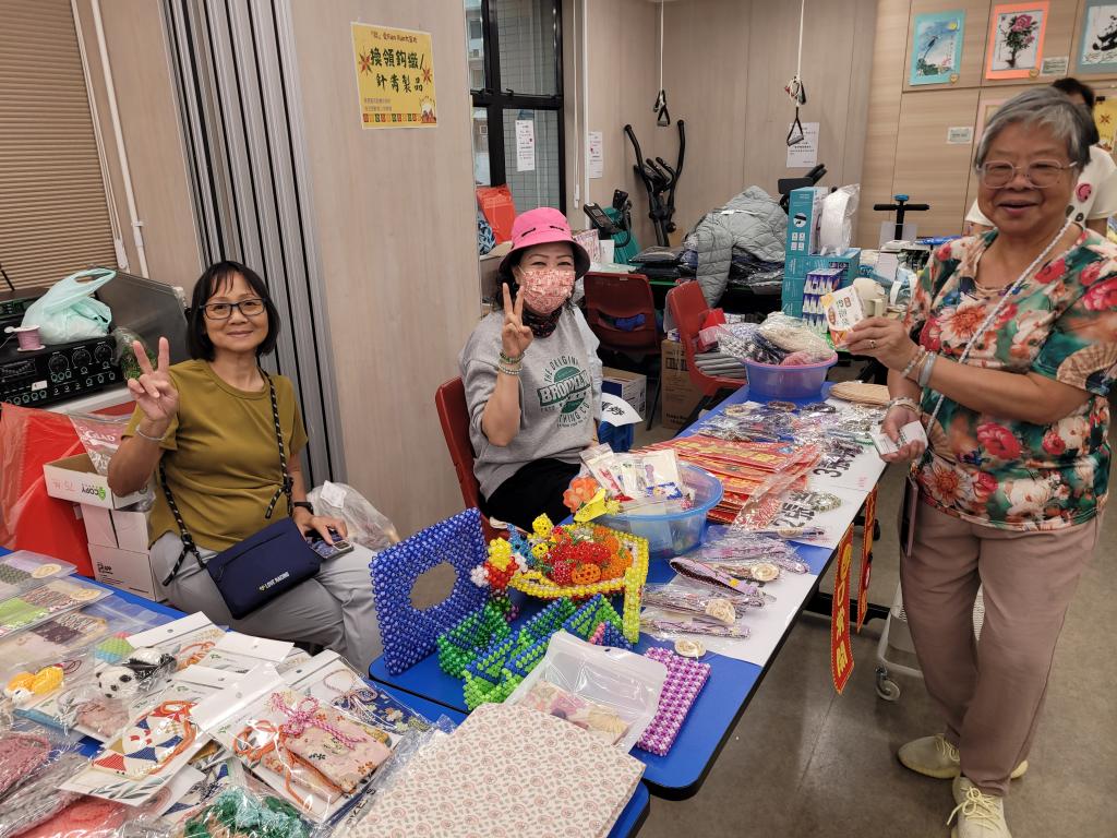 義工憑著一雙巧手，製作不同手工作義賣。