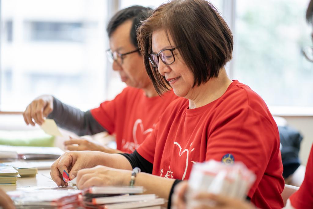 馬會義工早在活動前已協助包裝益生菌試用裝。