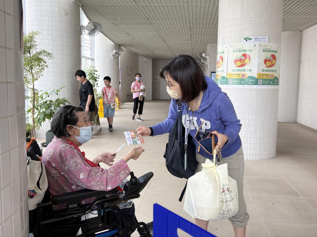 長者義工於街頭積極進行募捐。