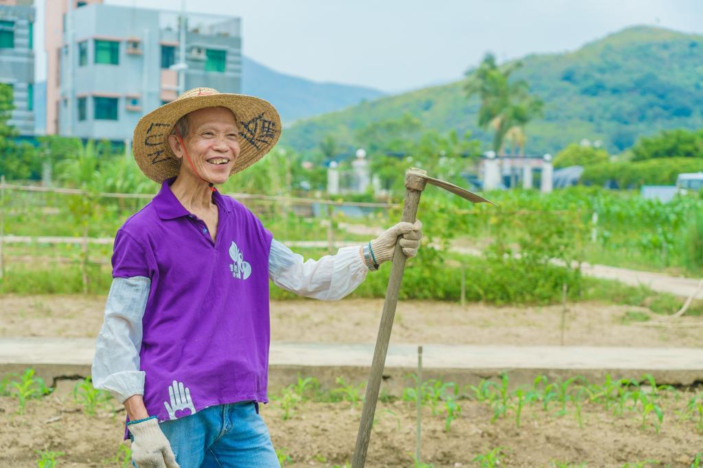 長者農場的義工不怕風吹雨打或烈日當空，為農場運作辛勤付出，是次獲獎對他們著實有很大鼓舞。