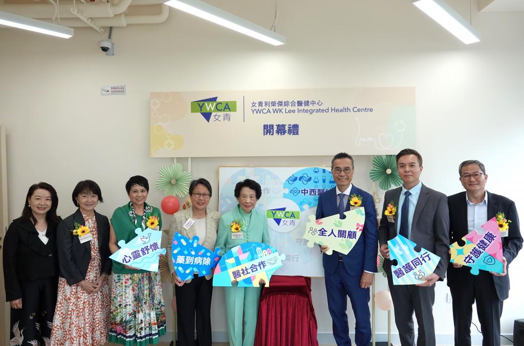 贊助人利梁趣沂女士（右四）、女青會長李淑英女士（左三）、女青總幹事楊建霞（左一），與一眾主禮嘉賓留影。