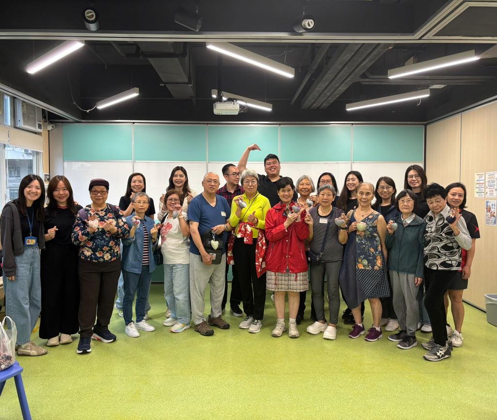 星展銀行義工隊與女青長者探索生活新樂趣