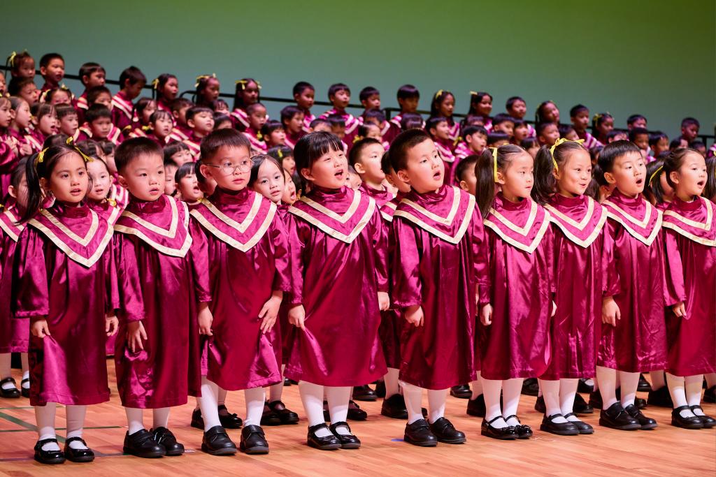 The graduates' choral performance, marked by heartfelt singing and charming expressions, became the focal point of the entire hall.