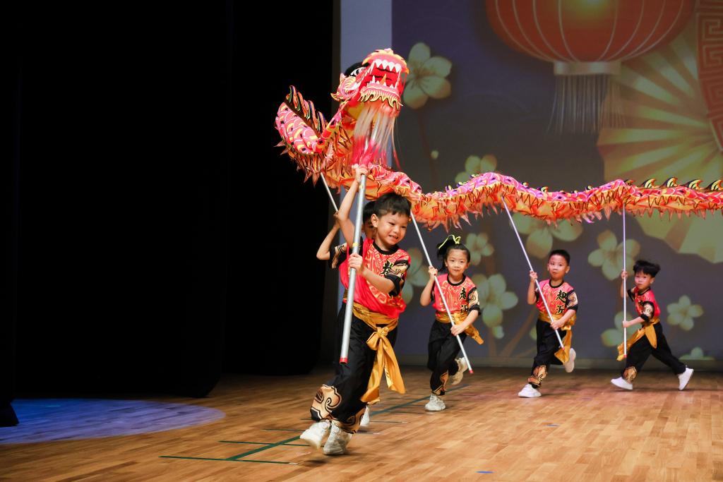 Radiating vitality and confidence, the dragon and lion dance team captured the children's pure dedication and enthusiasm for the arts.