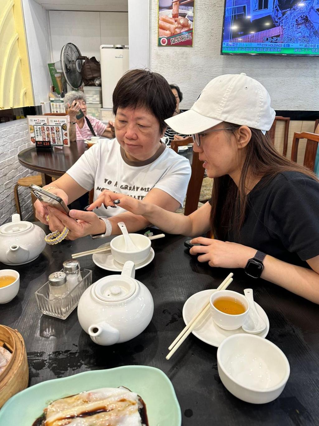 學習手機點餐讓長者擴闊生活圈子，可以品嘗新派特色餐點，不怕受科技阻隔。