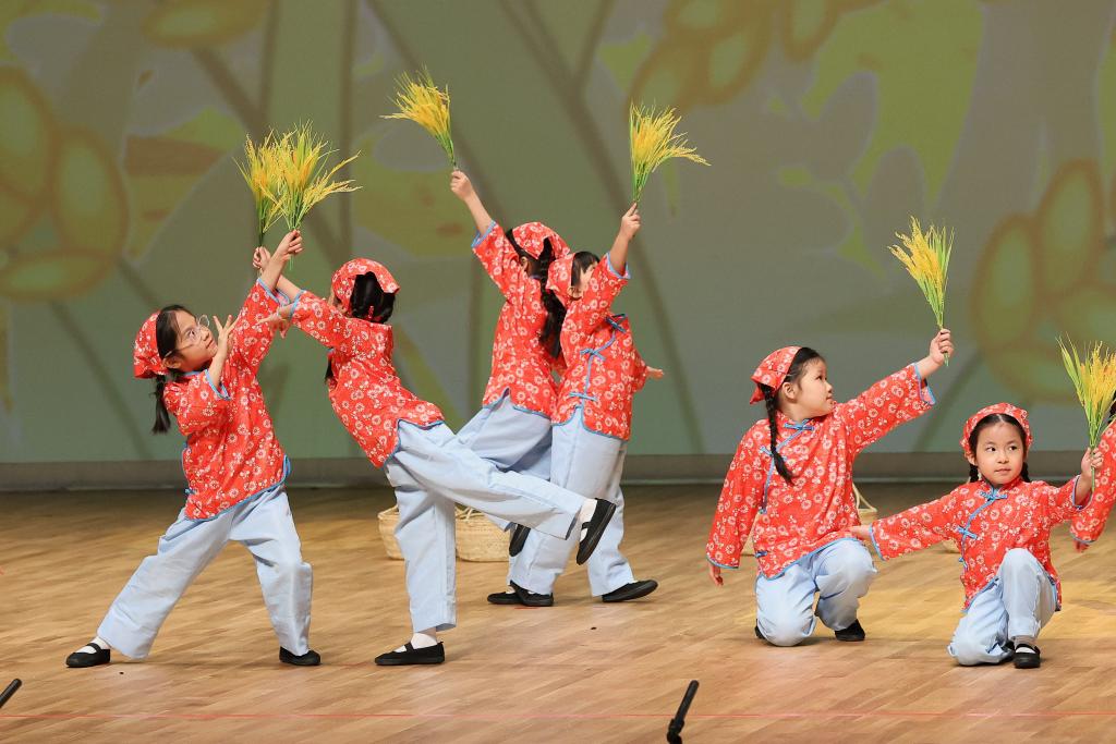 Through their dance, the girls celebrated the abundance of a "Bumper Harvest". Their movements expressed a love for life and a hope for prosperity, bringing traditional festivities to life on stage.
