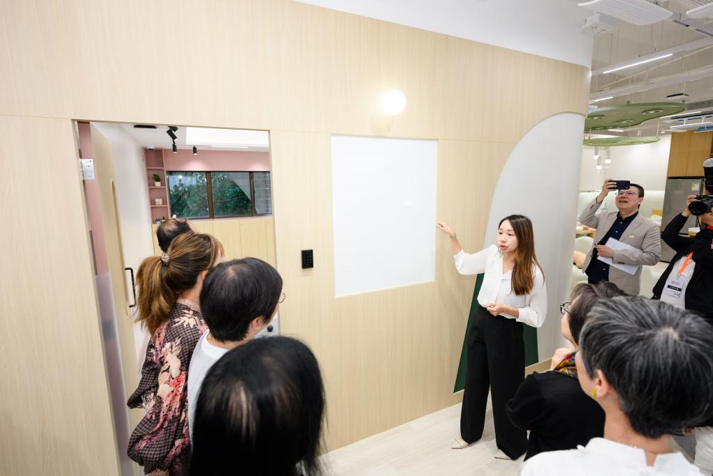 工作人員向一眾嘉賓展示各項設施。