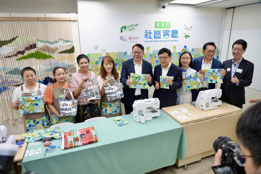 政務司司長陳國基（中）、勞工及福利局局長孫玉菡（右四）、邵氏基金會主席陳偉文博士（右二）、勞工及福利局常任秘書長劉焱（右三）、社會福利署署長杜永恒（右一）及女青會長李淑英（左三），與三位社區客廳婦女會員合照留念。