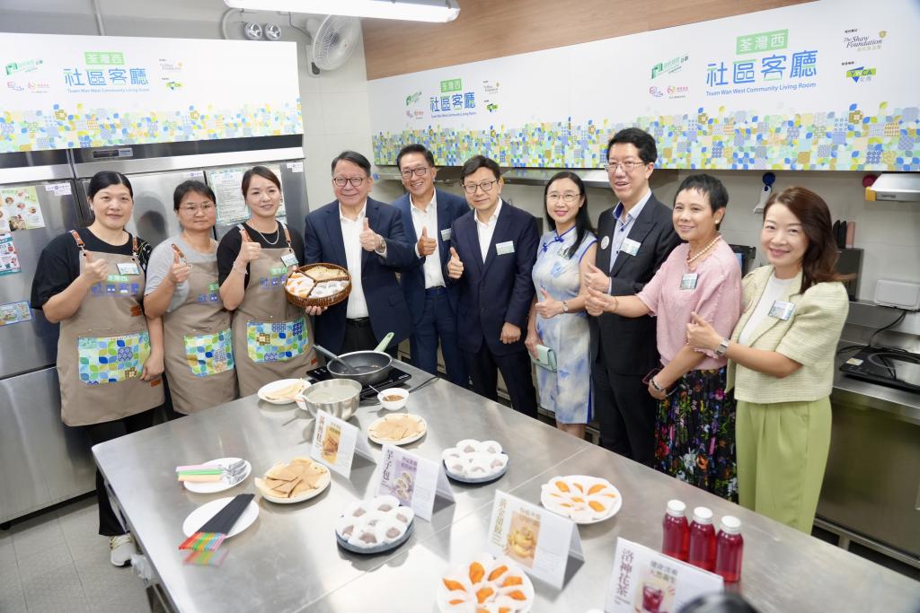 政務司司長陳國基（左四）、勞工及福利局局長孫玉菡（右五）、邵氏基金會主席陳偉文博士（左五）、勞工及福利局常任秘書長劉焱（右四）、社會福利署署長杜永恒（右三）、女青會長李淑英（右二）及女青總幹事楊建霞（右一），在備餐間與三位街坊會員合照留念。