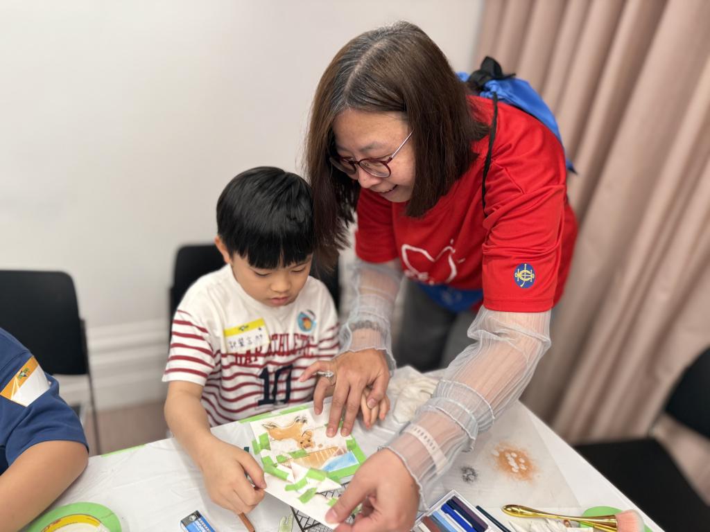 Under the guidance of the CARE@hkjc volunteers, the children dedicated themselves to creating their own soft pastel artworks. 