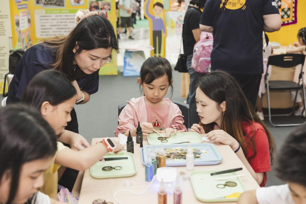 Three complimentary traditional craft workshops assisted by the volunteers of Chow Tai Fook Jewellery Group drew strong interest and enthusiastic participation from members of the public and families alike.