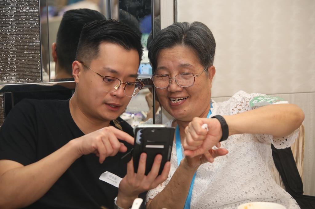 Volunteers provided one-on-one coaching on smart wristband operation for the elderly.