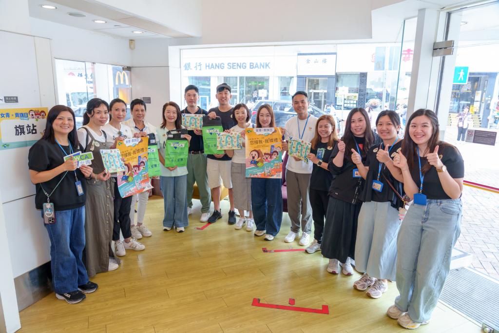 管理層組成打氣團親臨旗站，與義工隊攜手向市民傳遞積極樂觀的訊息。