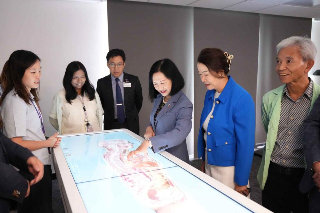 女青代表團考察前沿虛擬實境教學設施，深入了解互動解剖系統之應用。