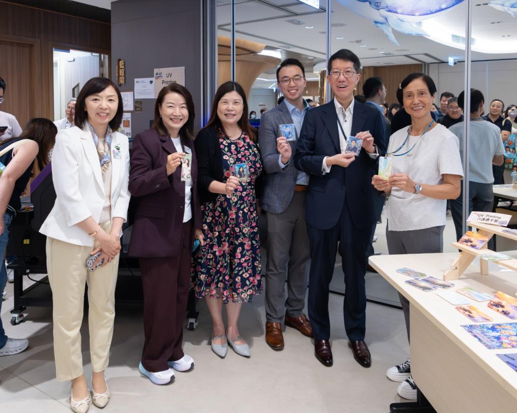 女青代表陪同嘉賓欣賞長者運用 AI 技術設計的精美數碼閃卡成品。