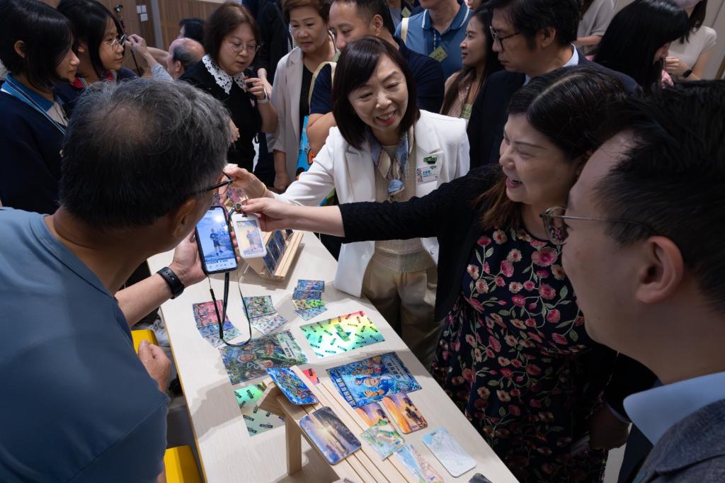 嘉賓考察「數碼設計@UV Printing – 閃咭體驗」，讚賞長者們跨越數碼鴻溝、應用人工智能的無窮創意。