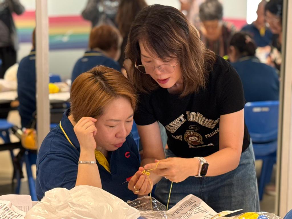 女青婦光團編織組與城巴義工以巧手鉤織共融社區
