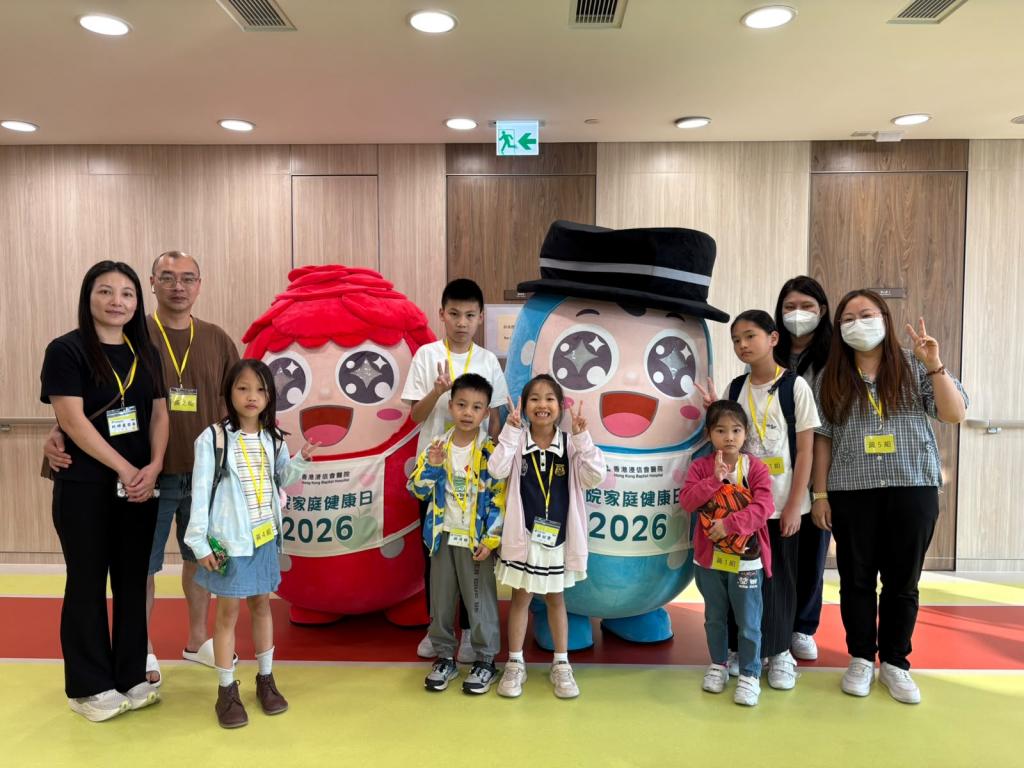 參與活動的基層家庭及兒童與「浸院家庭健康日」吉祥物溫馨合照，一同度過充實愉快的節日。