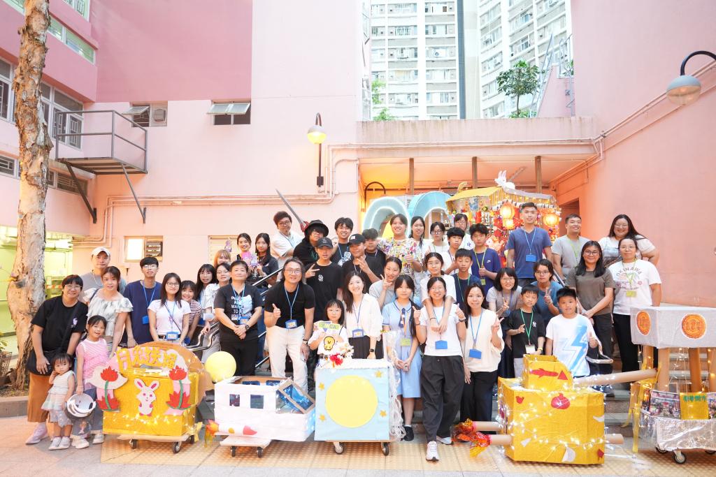 全體參與居民與工作團隊於花車前溫馨大合照，共同展示多台由青年及家庭參與精心共創的中秋發光花車完成品。
