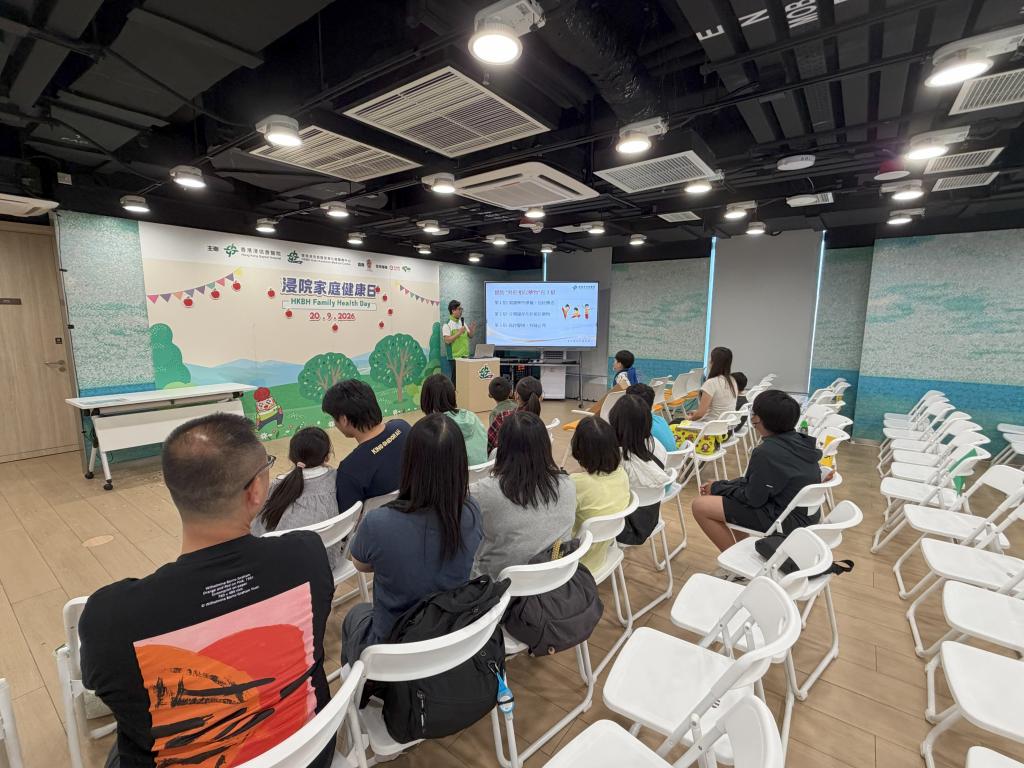 基層家庭專注聆聽由專業人員主講的健康日講座，藉此增進實用的家居護理與保健知識。