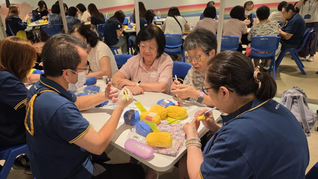 編織組導師與城巴義工隊於工作坊上全情投入互動，彼此分享鉤織技巧，在輕鬆和諧的氛圍下實踐跨界深度交流。