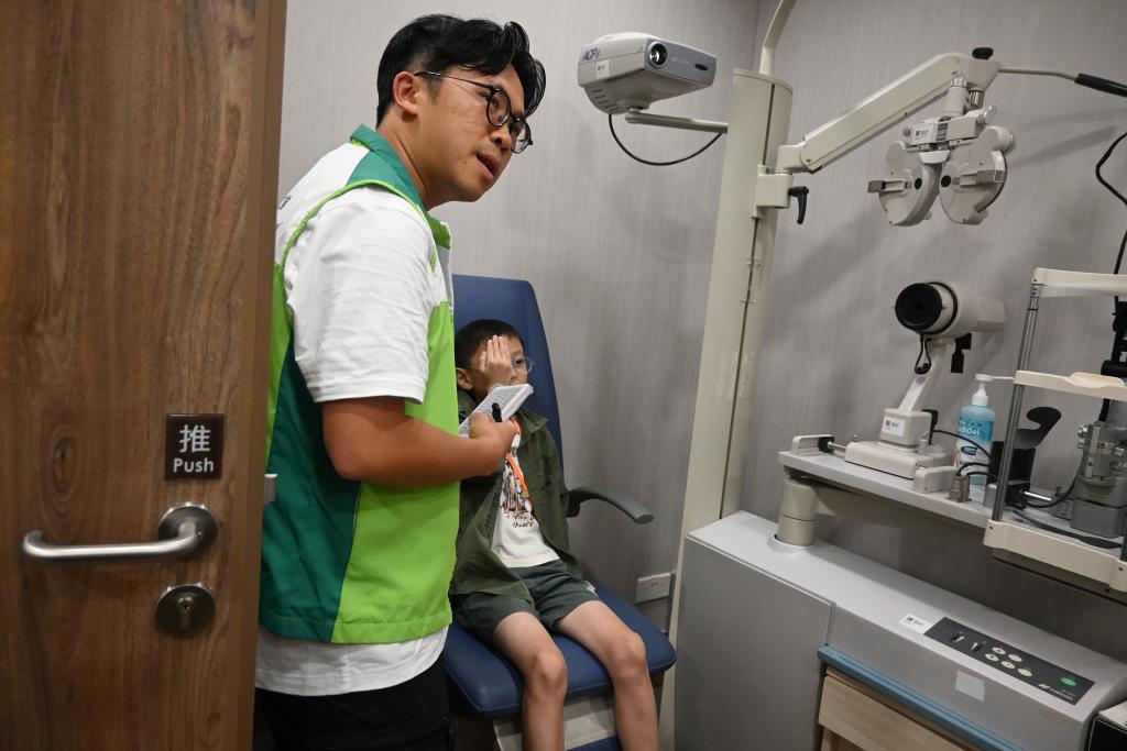 基層兒童在專業人員協助下接受視力檢查，透過全面的健康篩查及早保障身心發展。