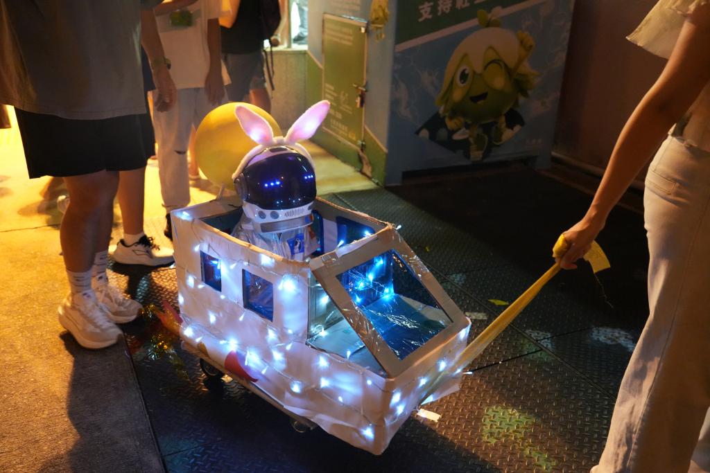 參與者帶著精心組裝的「神舟航天花車」進行快閃巡遊，呈現中秋玉兔與國家航天任務結合的設計創意。