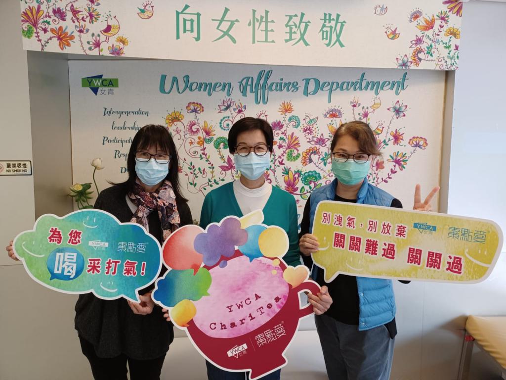 女青婦女事工部會員手持棗點愛宣傳品推廣計劃