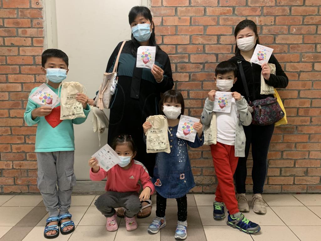 市民到女青觀龍樓社會服務處領取紅棗茶包及禮物包