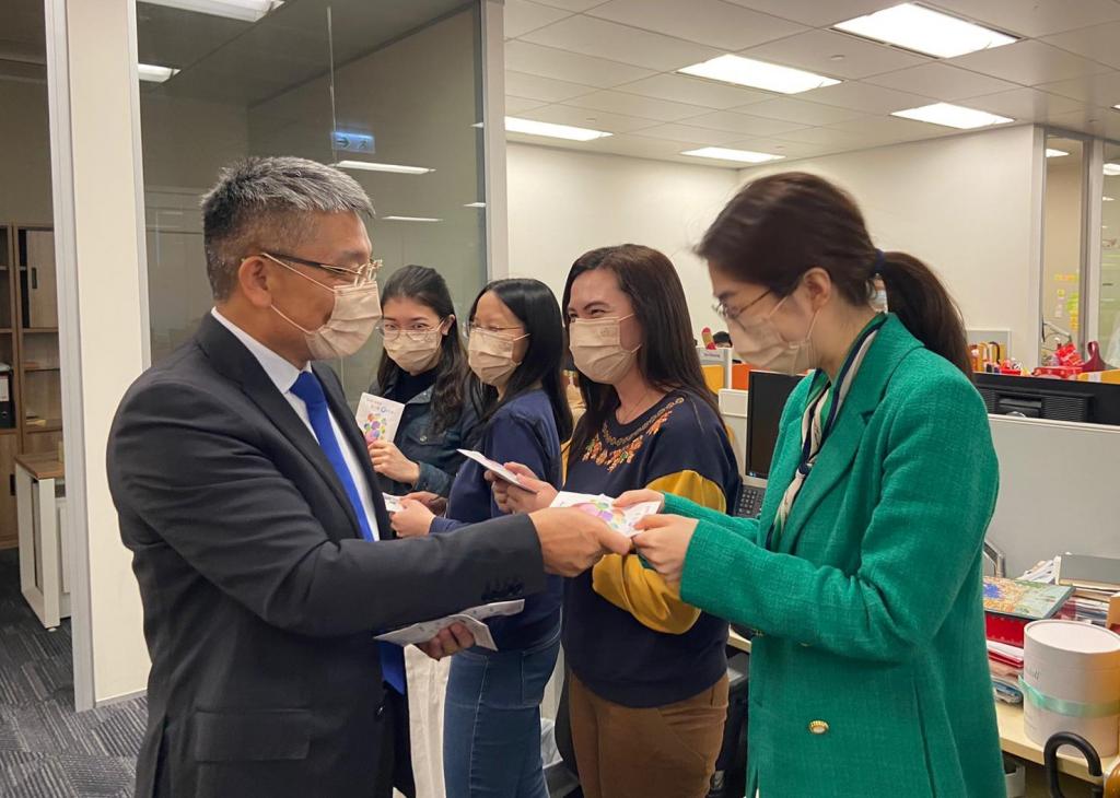 富通保險於國際婦女節向員工派發女青紅棗茶包致謝
